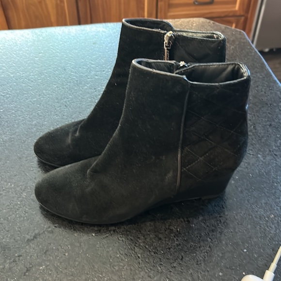 Aquatalia booties in black suede with side zipper and quilted design - Picture 6 of 9